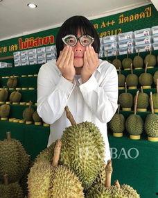 吃瓜 母子,温馨日常中的欢乐时光  第3张